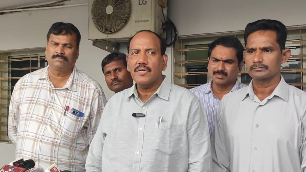 గుంటూరు కార్పొరేషన్లో ఏసీబీ దాడులు